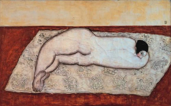 常玉《織物に横たわる裸婦》1930年代 油彩・キャンバス 提供：財團法人立青文教基金會 モデルはモンパルナスのキキだと言われている。モデルの目が、シュルレアリストの先駆者とみなされたオディロン・ルドンの「目」を彷彿とさせる。