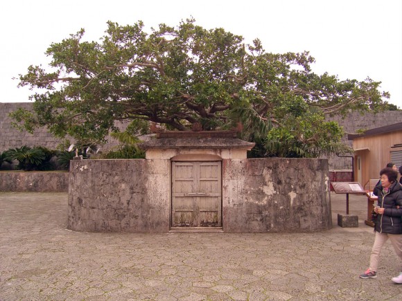 聖なる方向を向いて建っているという首里森御嶽