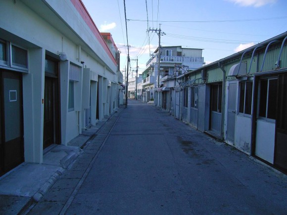 真栄原新町の平屋建て。建物が低いので抜けるような空が見える。