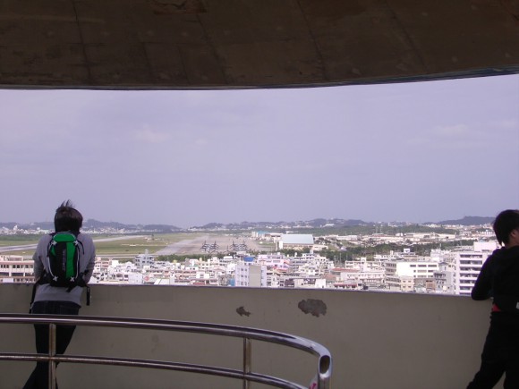 展望台からの風景。写真の奥が普天間基地