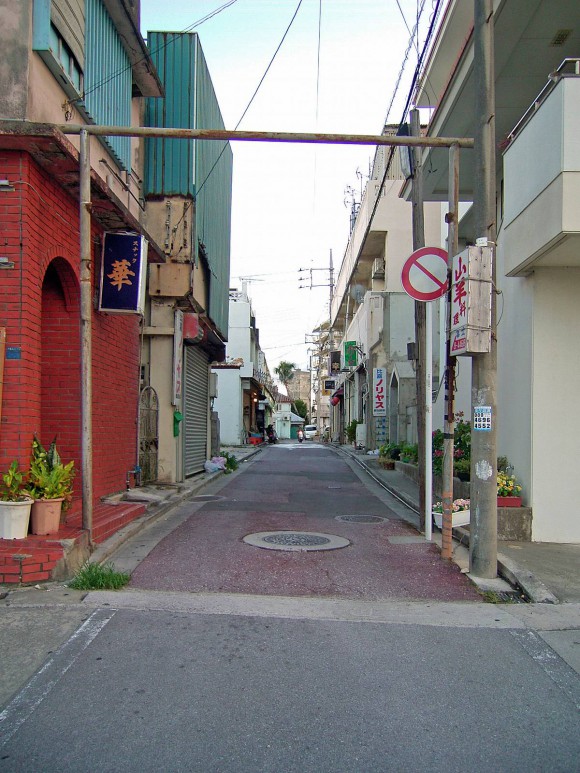 大謝名特飲街の入口に残るゲート跡。沖縄の戦後史の一端が伺える。
